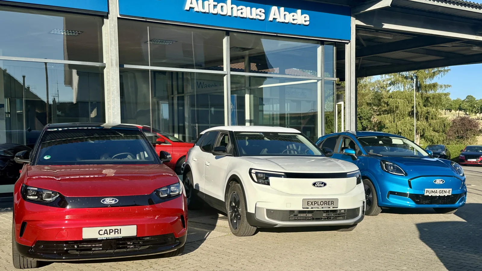 Fahrzeuge vor dem Eingang des Autohaus Abele in Neresheim