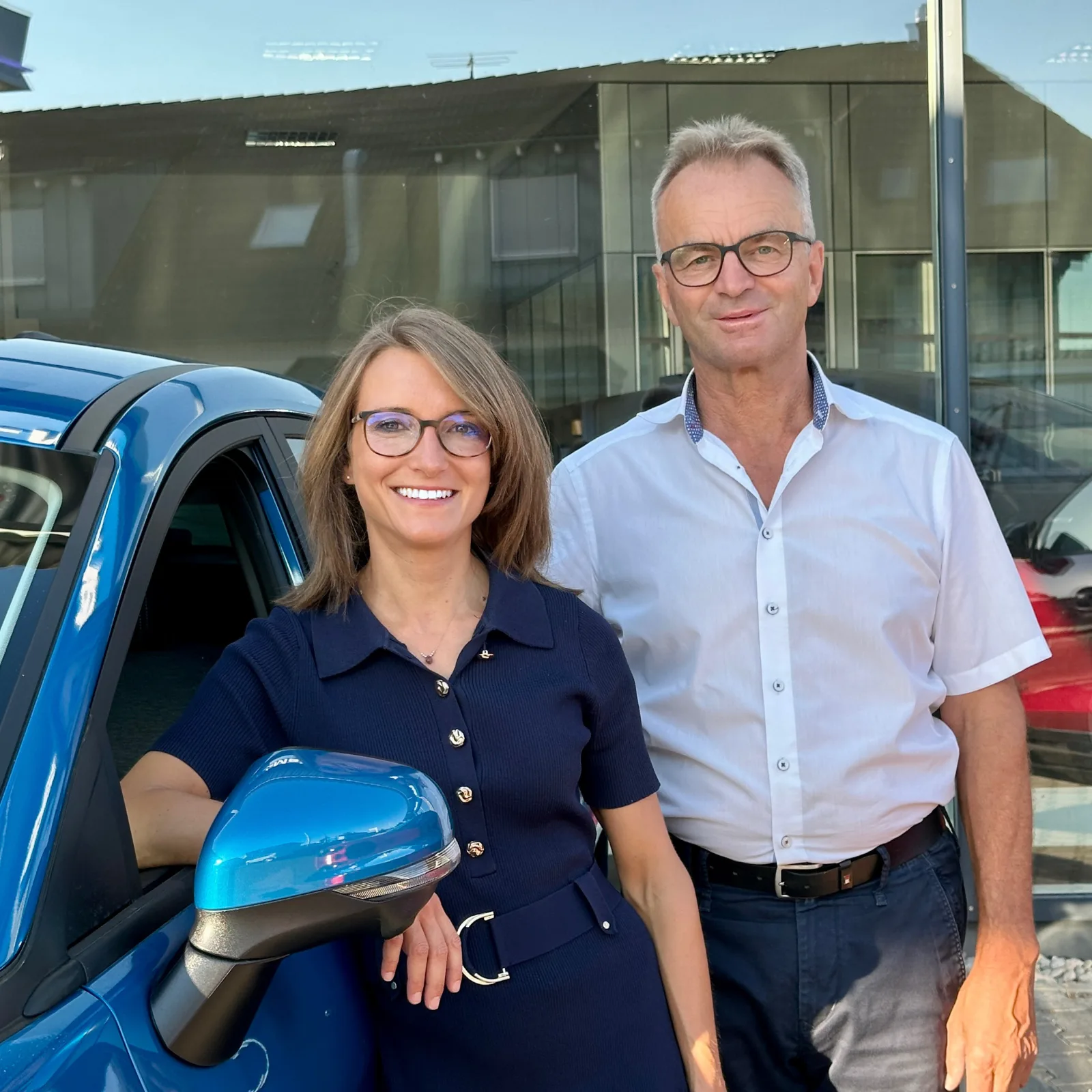 Karl und Teresa Abele vor einem Fahrzeug am Autohaus Abele in Neresheim