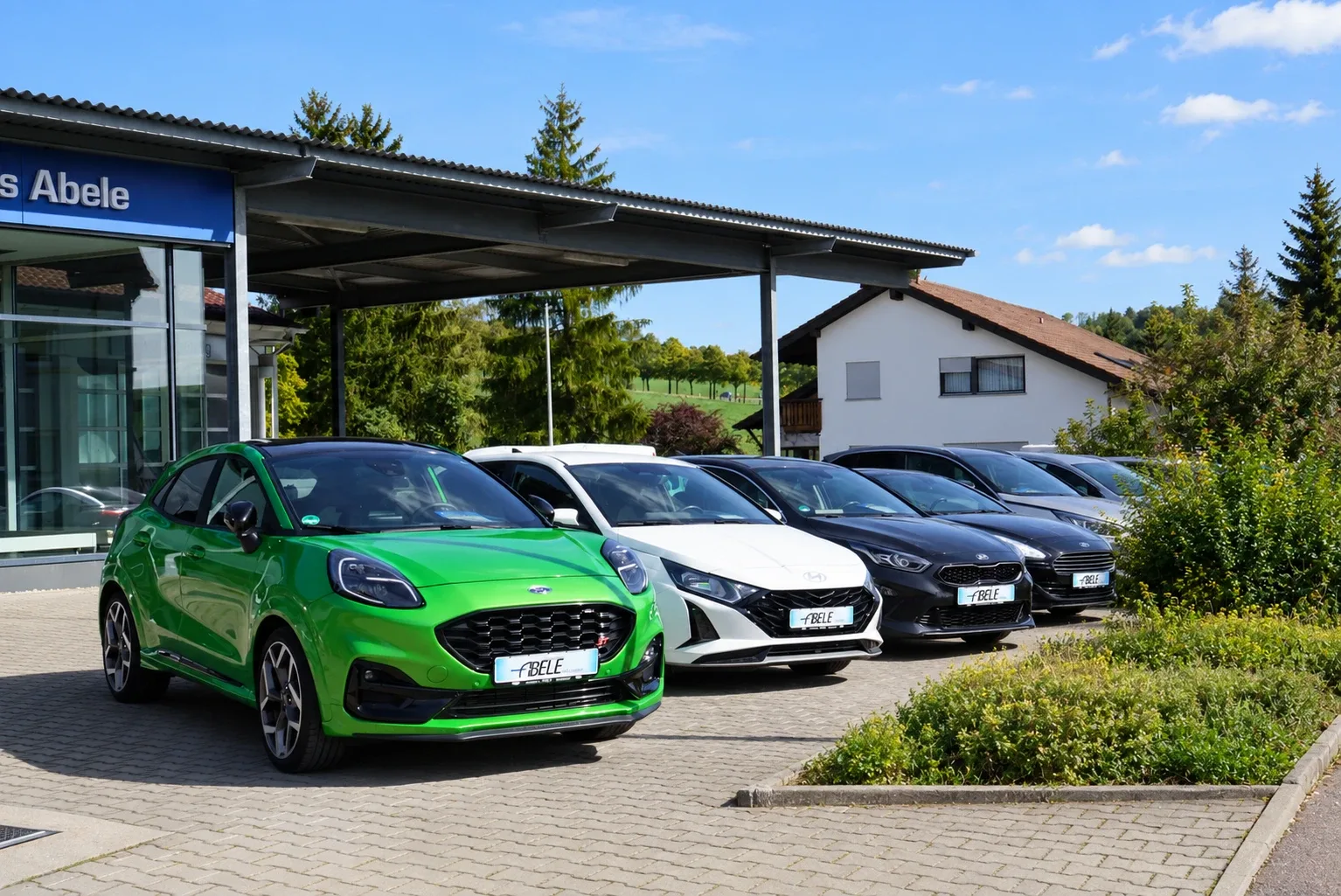 Fahrzeuge vor dem Autohaus Abele in Neresheim