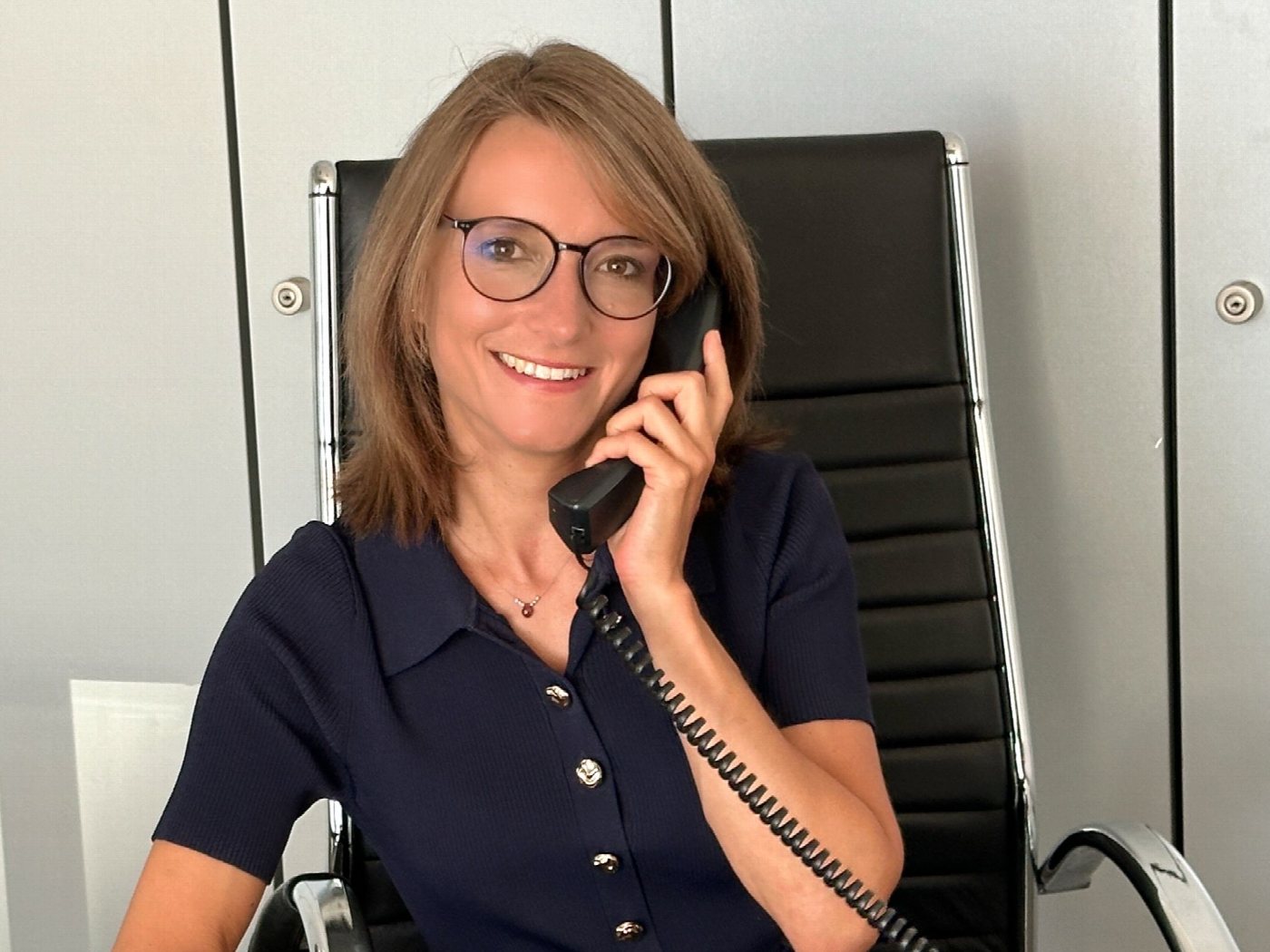Teresa Abele am Telefon im Büro des Autohaus Abele